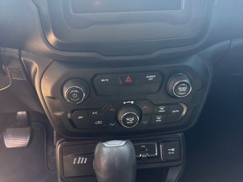 Used 2019 Jeep Renegade Latitude w/ Safety & Security Group II AWD/4WD image 13