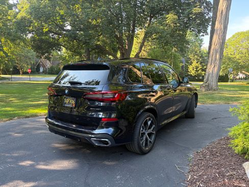 Used 2022 BMW X5 xDrive40i w/ M Sport Package AWD/4WD image 2