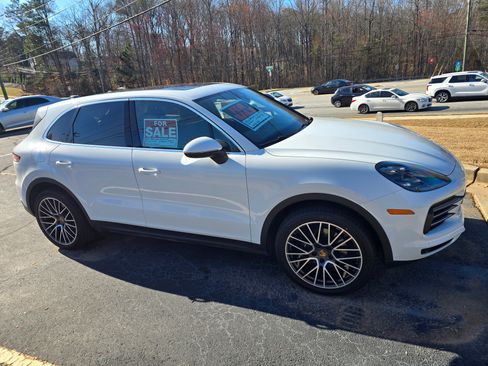 Used 2020 Porsche Cayenne image 1