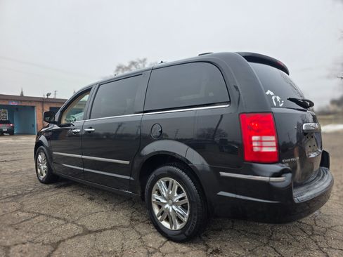 Used 2009 Chrysler Town & Country Limited image 8