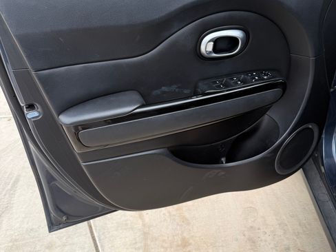 Used 2015 Kia Soul ! FWD image 17