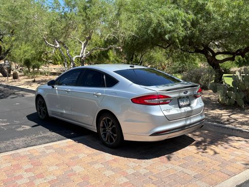 Used 2018 Ford Fusion SE w/ Equipment Group 201A FWD image 2