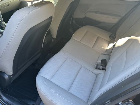 Used 2017 Hyundai Elantra SE image 17