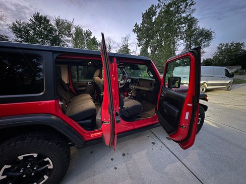 Used 2025 Jeep Wrangler Unlimited Rubicon 4xe w/ Safety Group AWD/4WD image 9