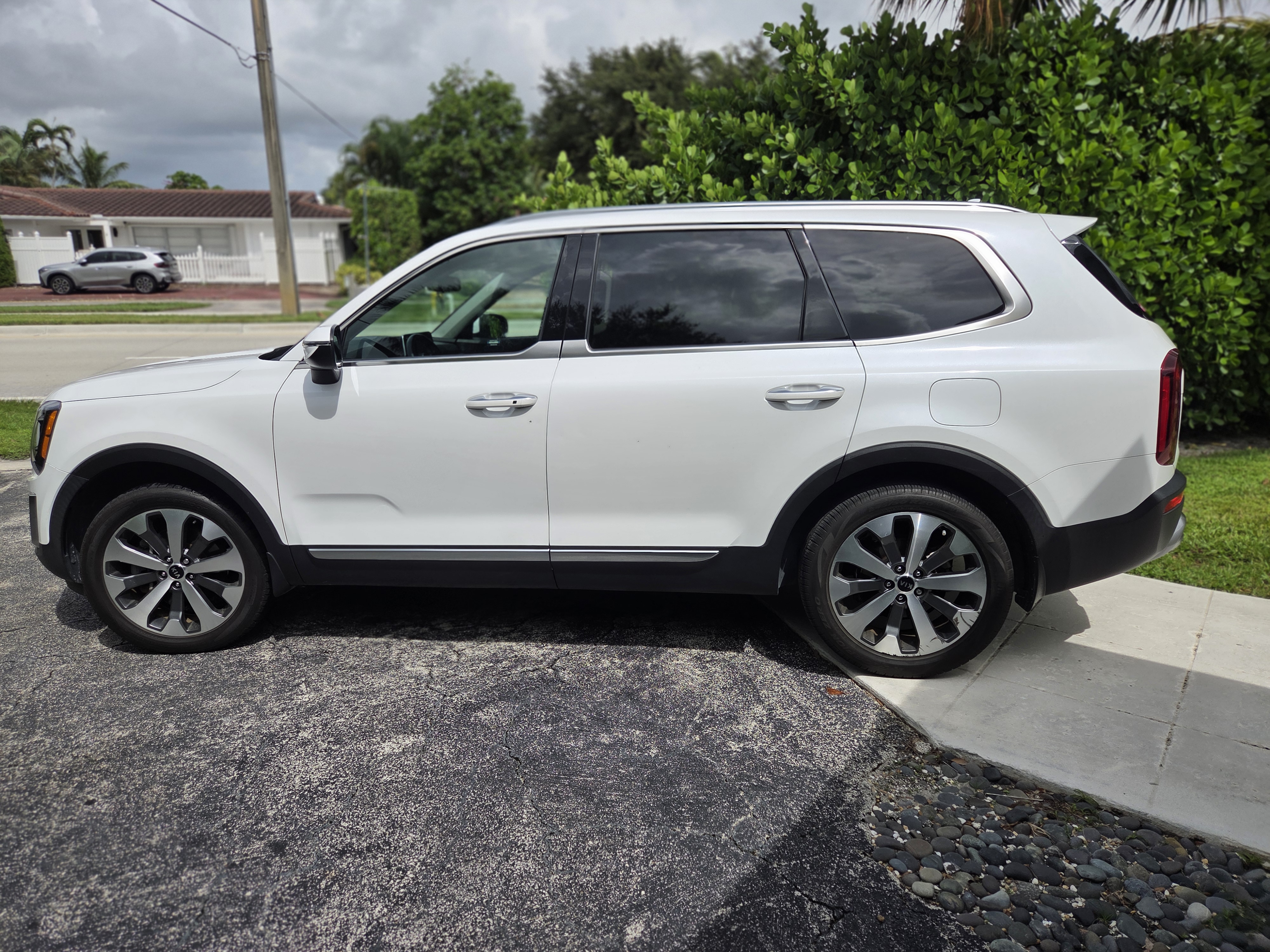 Used 2020 Kia Telluride S FWD image 1