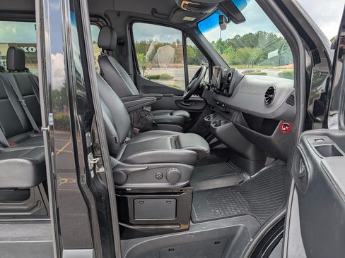 Used 2021 Mercedes-Benz Sprinter 1500 image 9