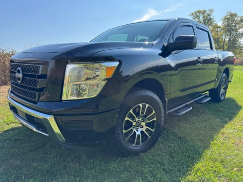 Used 2023 Nissan Titan SV w/ SV Convenience Package image 2