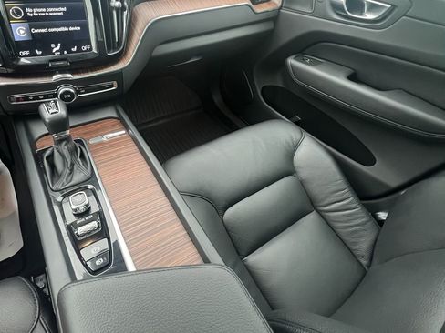 Used 2021 Volvo XC60 T5 Momentum w/ Advanced Package image 9
