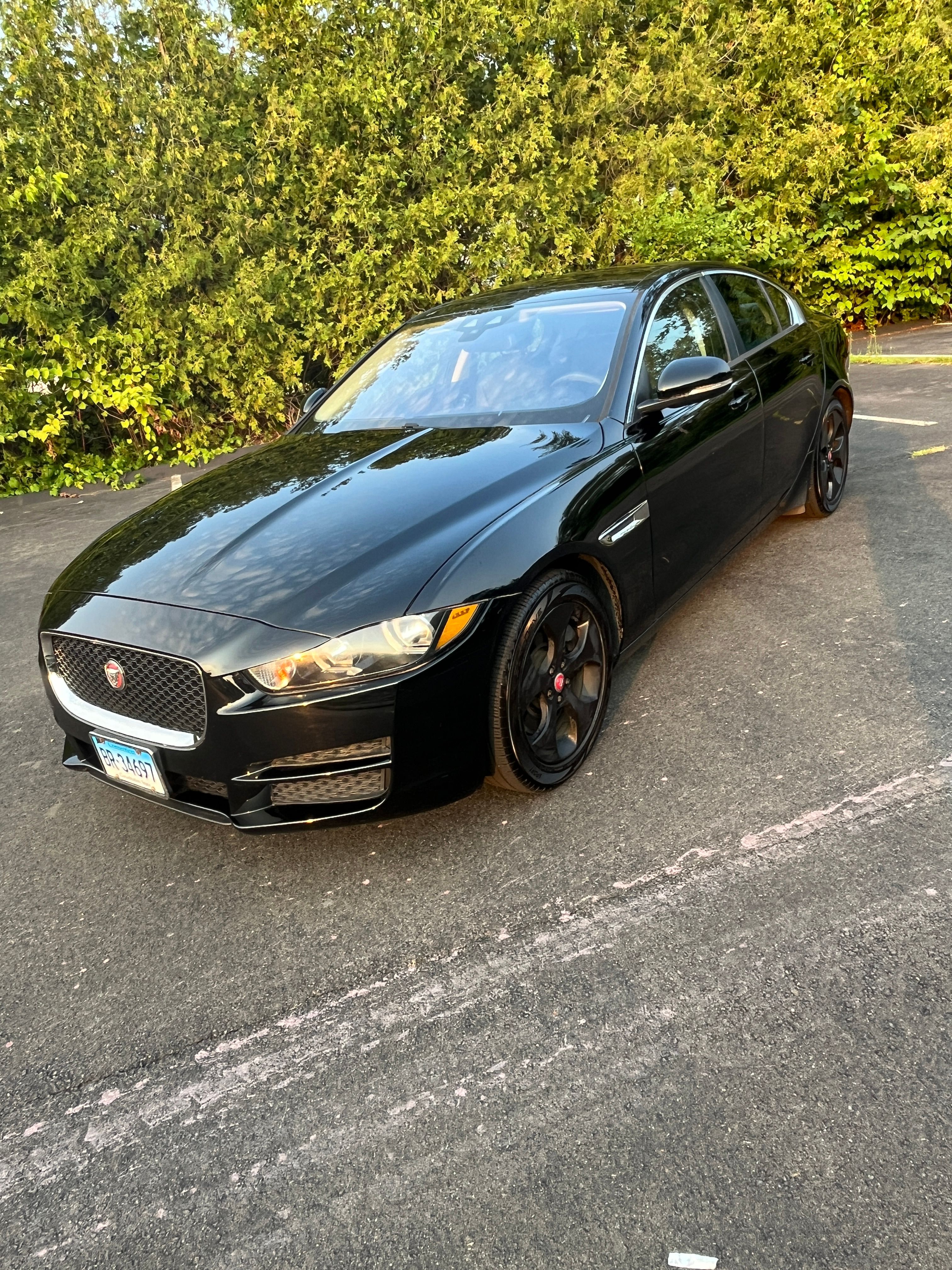 Used 2018 Jaguar XE RWD image 8