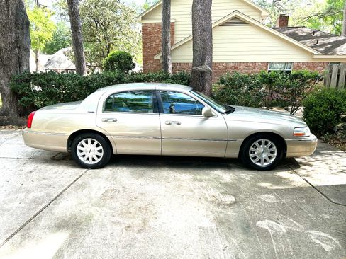 Used 2010 Lincoln Town Car Signature Limited RWD image 2