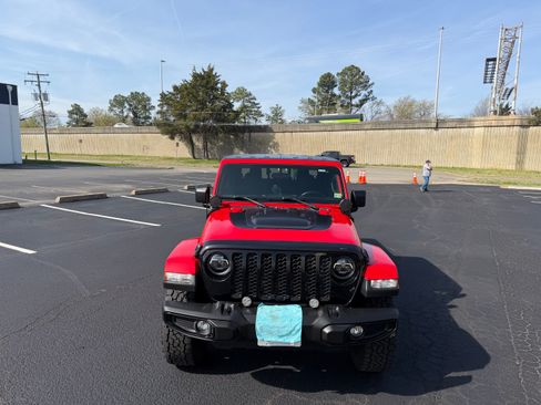 Used 2021 Jeep Gladiator Sport image 2