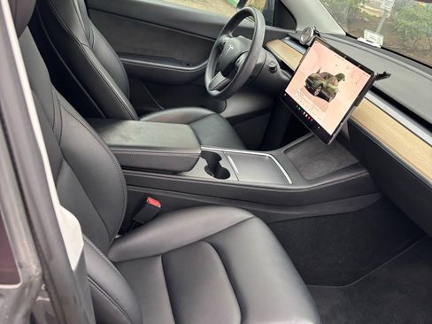 Used 2022 Tesla Model Y Long Range image 11