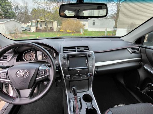 Used 2016 Toyota Camry SE w/ Moonroof Package image 6