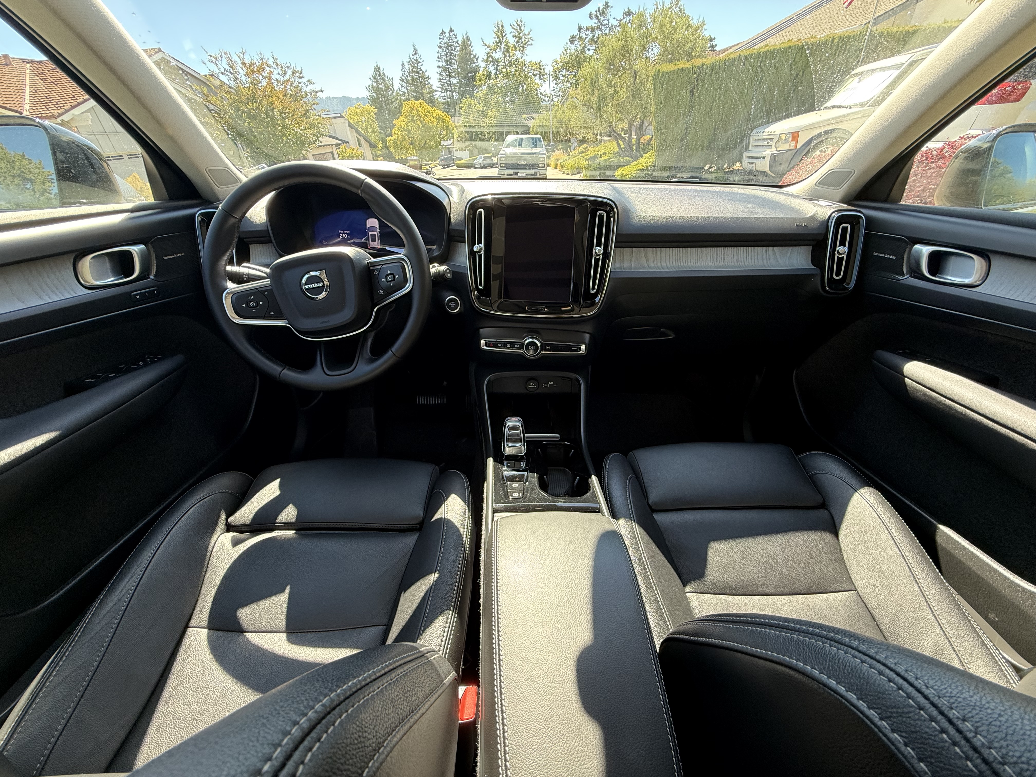 Used 2025 Volvo XC40 B5 Ultra AWD/4WD image 9