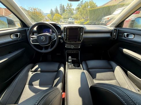Used 2025 Volvo XC40 B5 Ultra AWD/4WD image 9