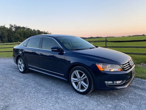 Used 2013 Volkswagen Passat TDI SEL Premium image 2