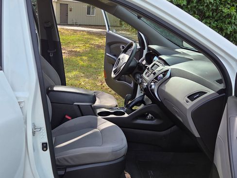 Used 2011 Hyundai Tucson GL image 10