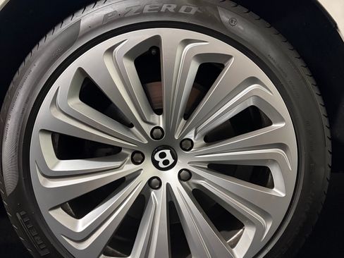Used 2021 Bentley Bentayga AWD/4WD image 30