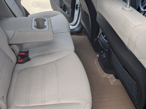 Used 2016 Kia Sorento LX w/ LX Convenience Package image 4