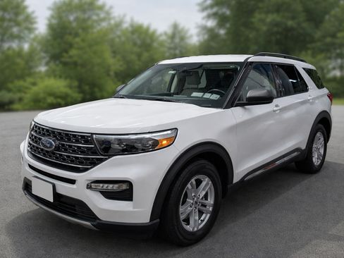 Used 2021 Ford Explorer XLT w/ Equipment Group 202A image 2