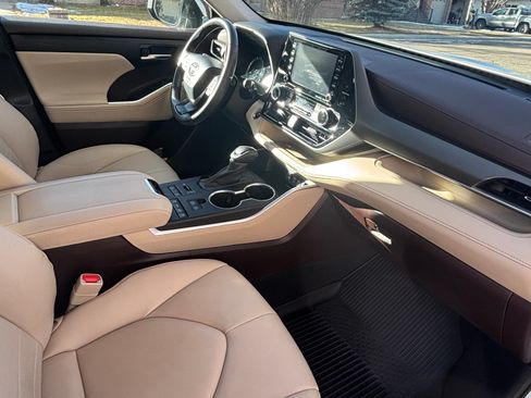 Used 2022 Toyota Highlander XLE image 19