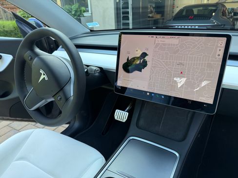 Used 2021 Tesla Model Y Performance image 9