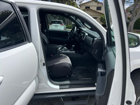 Used 2018 Toyota Tacoma TRD Sport RWD image 6