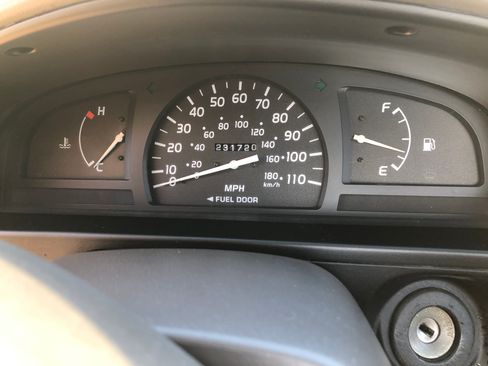 Used 2001 Toyota Tacoma 2WD Regular Cab image 2