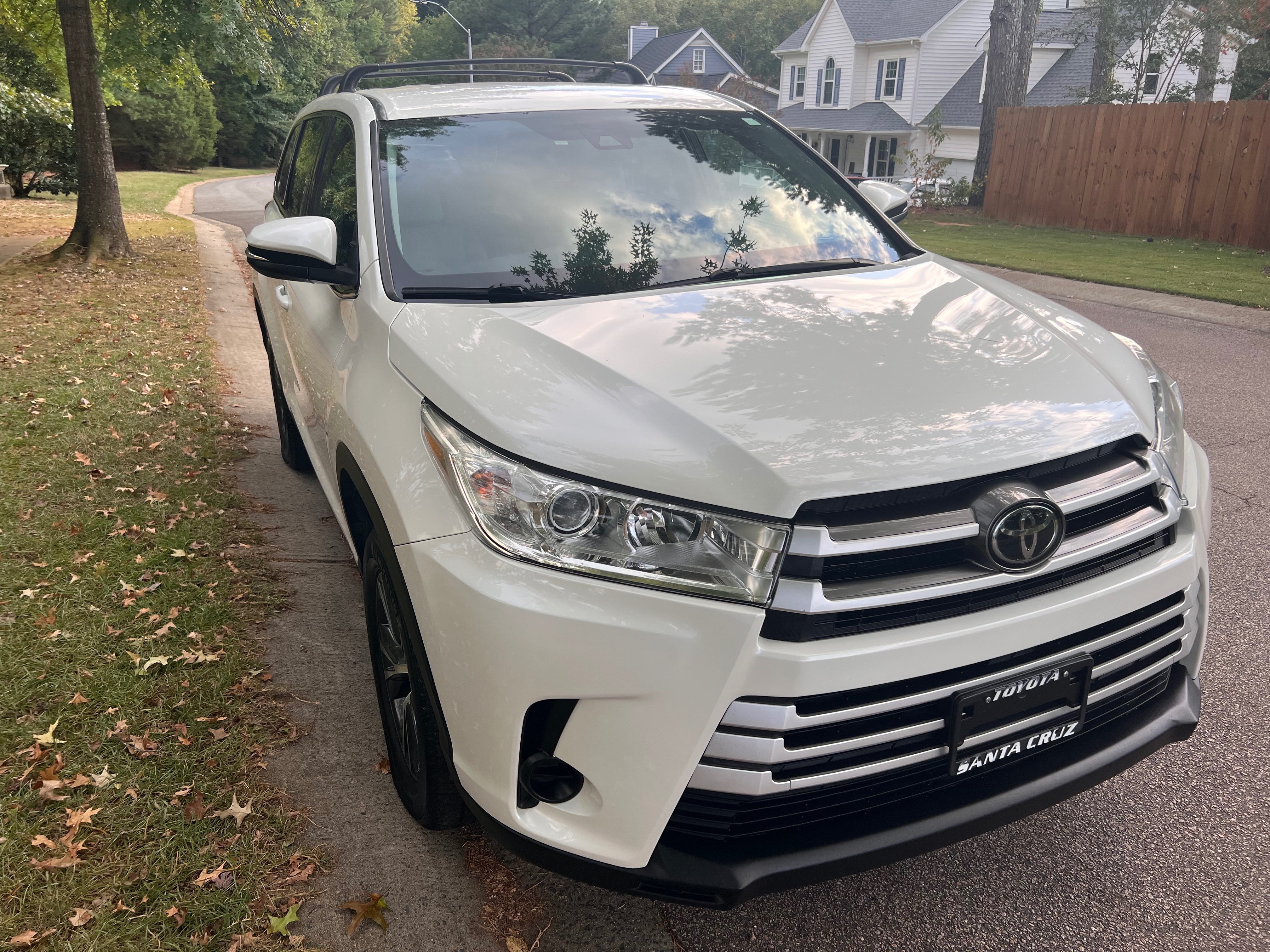 Used 2019 Toyota Highlander LE FWD image 1