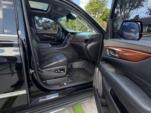 Used 2016 Cadillac Escalade ESV Luxury image 11