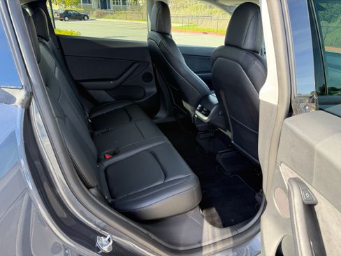 Used 2022 Tesla Model Y Long Range image 15