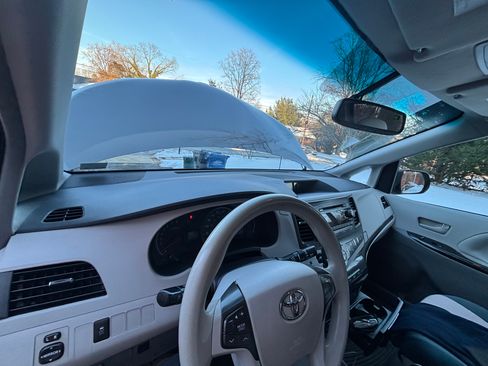 Used 2014 Toyota Sienna LE image 15