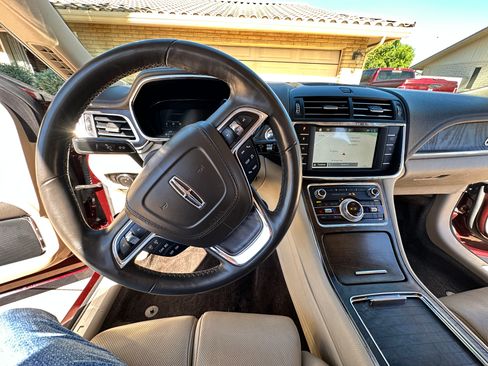 Used 2017 Lincoln Continental Select image 15