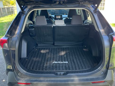 Used 2021 Toyota RAV4 XLE w/ Convenience Package AWD/4WD image 4