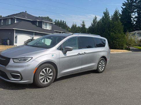 Used 2021 Chrysler Pacifica Touring-L FWD image 10