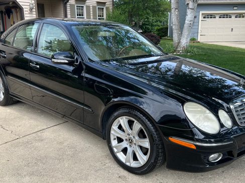 Used 2009 Mercedes-Benz E 350 4MATIC Sedan image 2