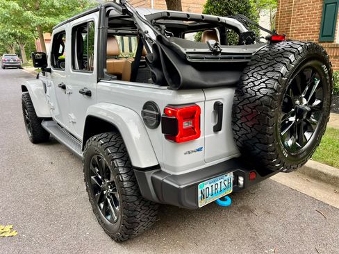 Used 2022 Jeep Wrangler Unlimited Sahara w/ Cold Weather Group AWD/4WD image 8