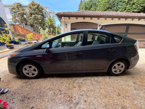 Used 2011 Toyota Prius Four w/ Solar Roof Pkg FWD image 1