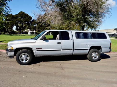 Used 1998 Dodge Ram 2500 Truck 2WD Quad Cab image 2