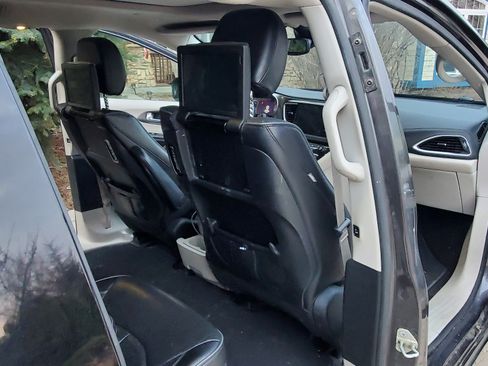 Used 2018 Chrysler Pacifica Limited w/ Advanced Safetytec Group image 14