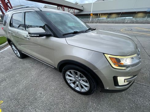 Used 2017 Ford Explorer Limited w/ Equipment Group 301A FWD image 12