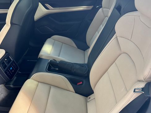 Used 2020 Porsche Taycan image 8