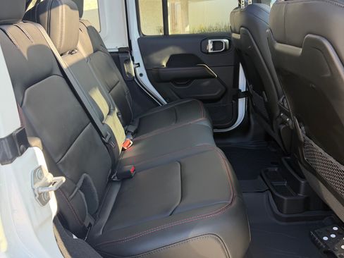 Used 2025 Jeep Wrangler Unlimited Rubicon image 9