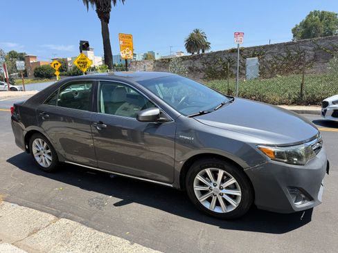 Used 2012 Toyota Camry XLE w/ Leather Pkg FWD image 4