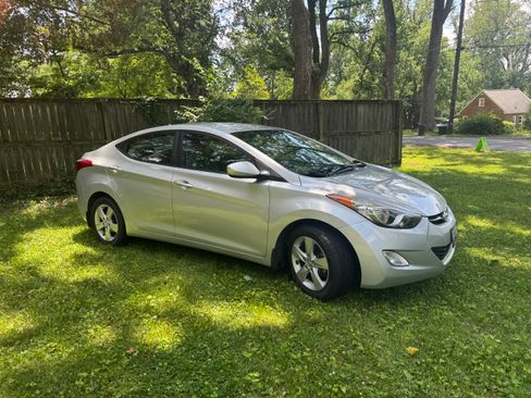 Used 2013 Hyundai Elantra GLS w/ Preferred Pkg FWD image 2