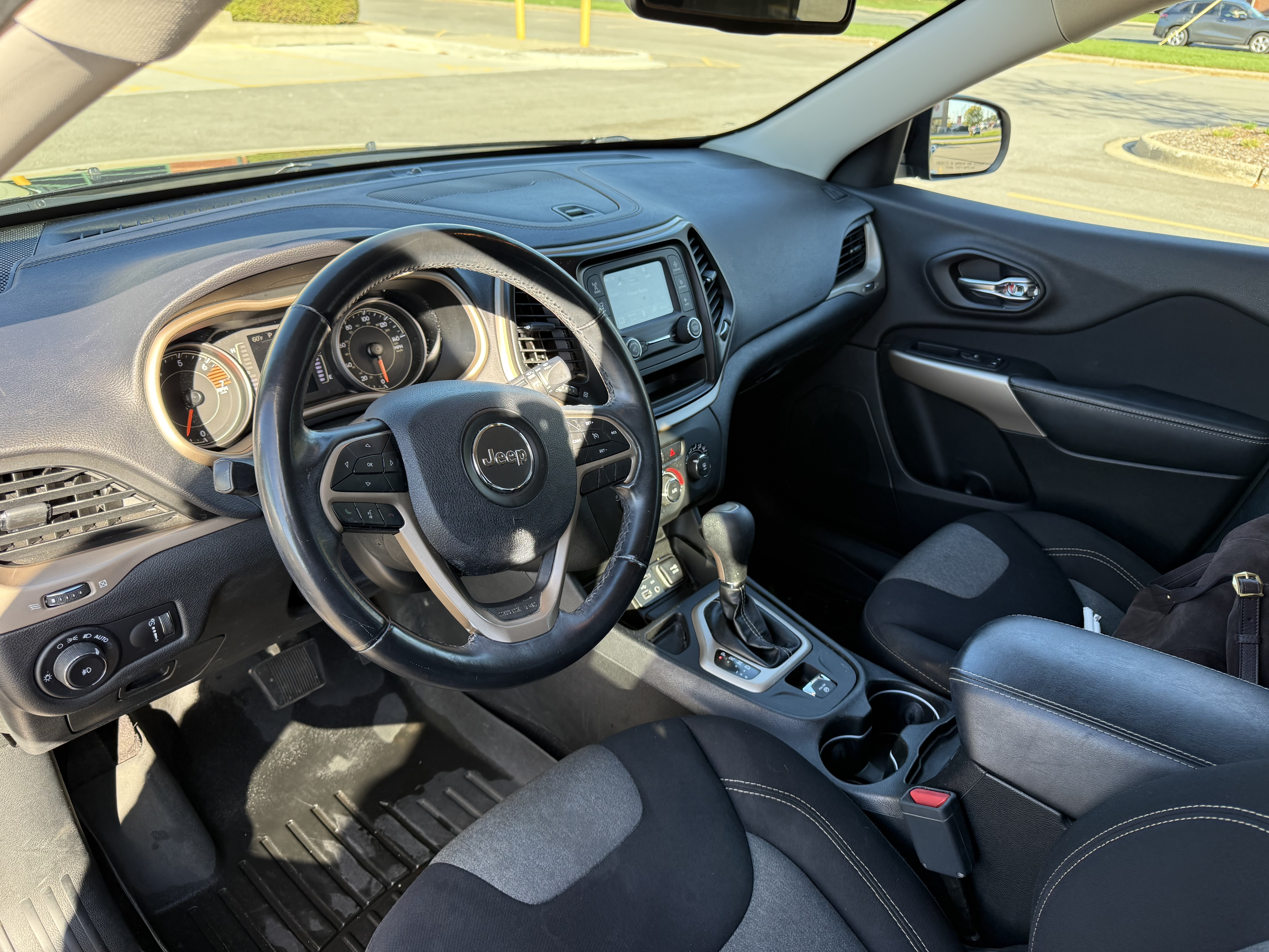 Used 2018 Jeep Cherokee Latitude w/ Altitude Package FWD image 17