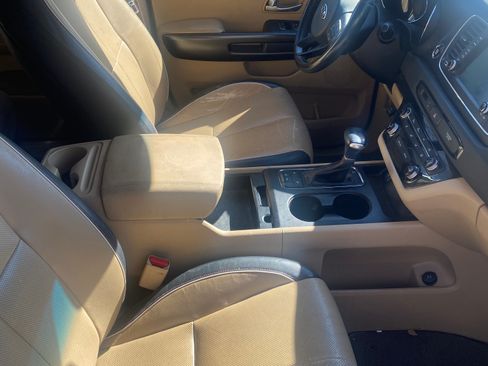 Used 2017 Kia Sedona LX w/ LX Essentials Premium Package image 9