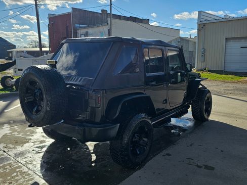 Used 2016 Jeep Wrangler Unlimited Rubicon w/ Max Tow Package image 5