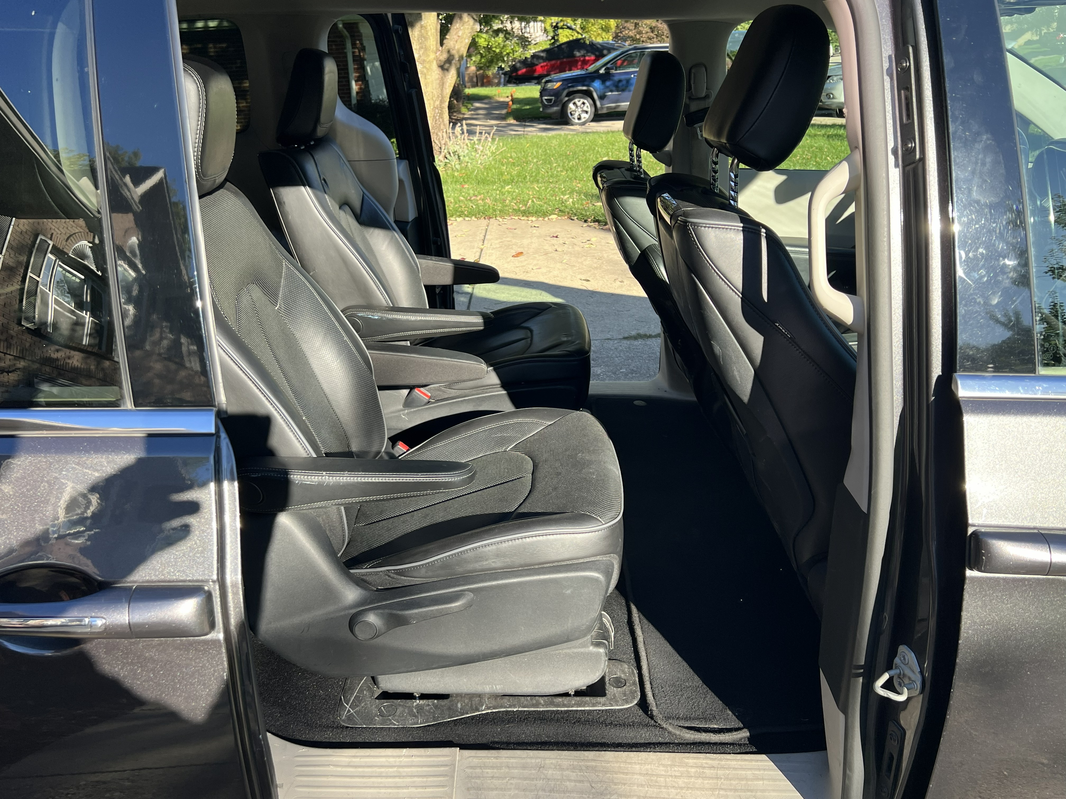 Used 2017 Chrysler Pacifica Platinum FWD image 23