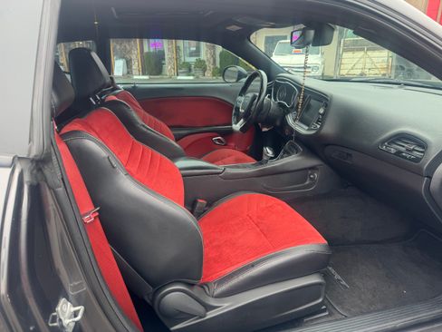 Used 2015 Dodge Challenger SRT w/ Technology Group RWD image 9
